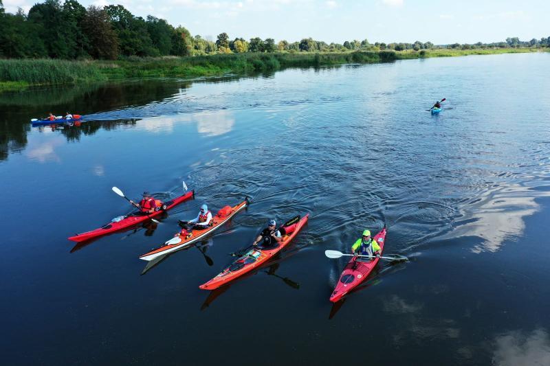 Uczestnicy spływu ku czci pamięci Aleksandra Doby wpływają do Szczecina